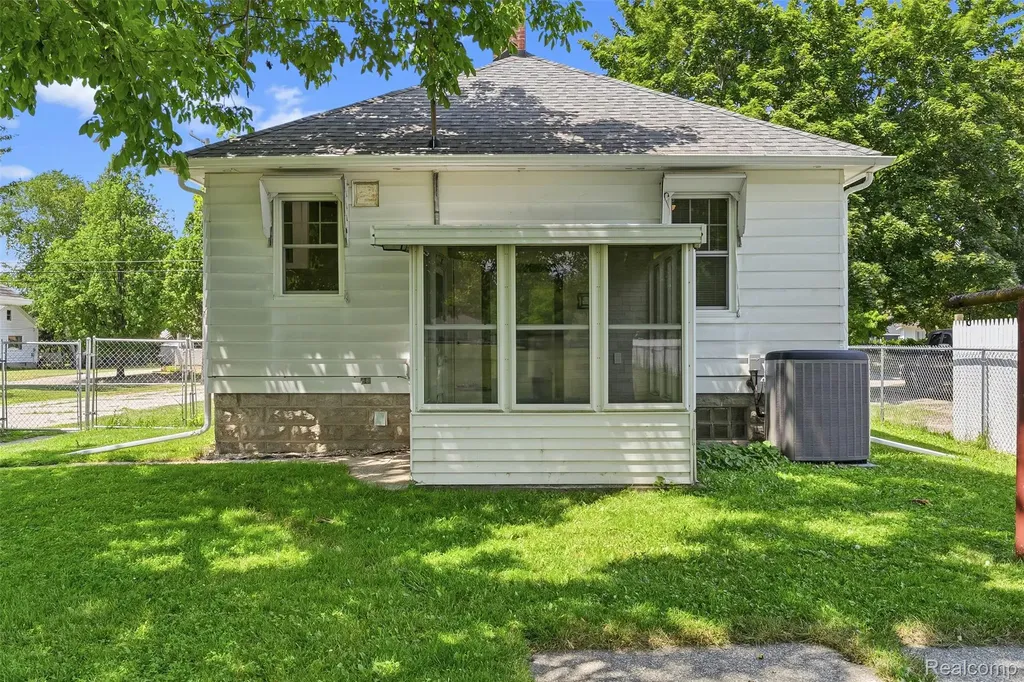 1709 Michigan Avenue Portsmouth Charter Township MI 48708