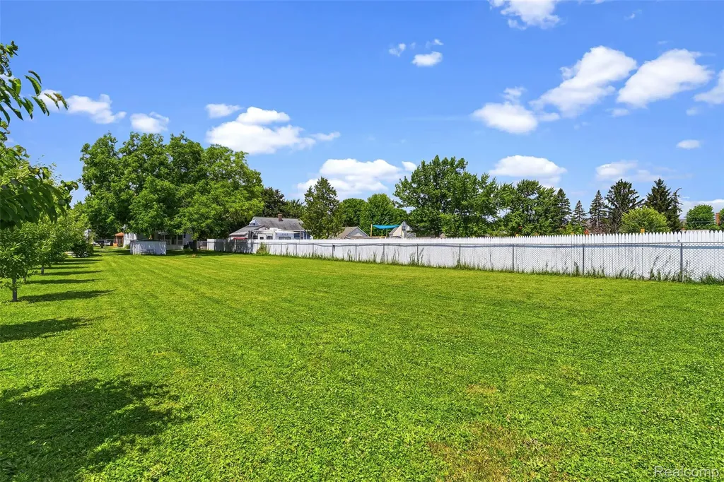 1709 Michigan Avenue Portsmouth Charter Township MI 48708