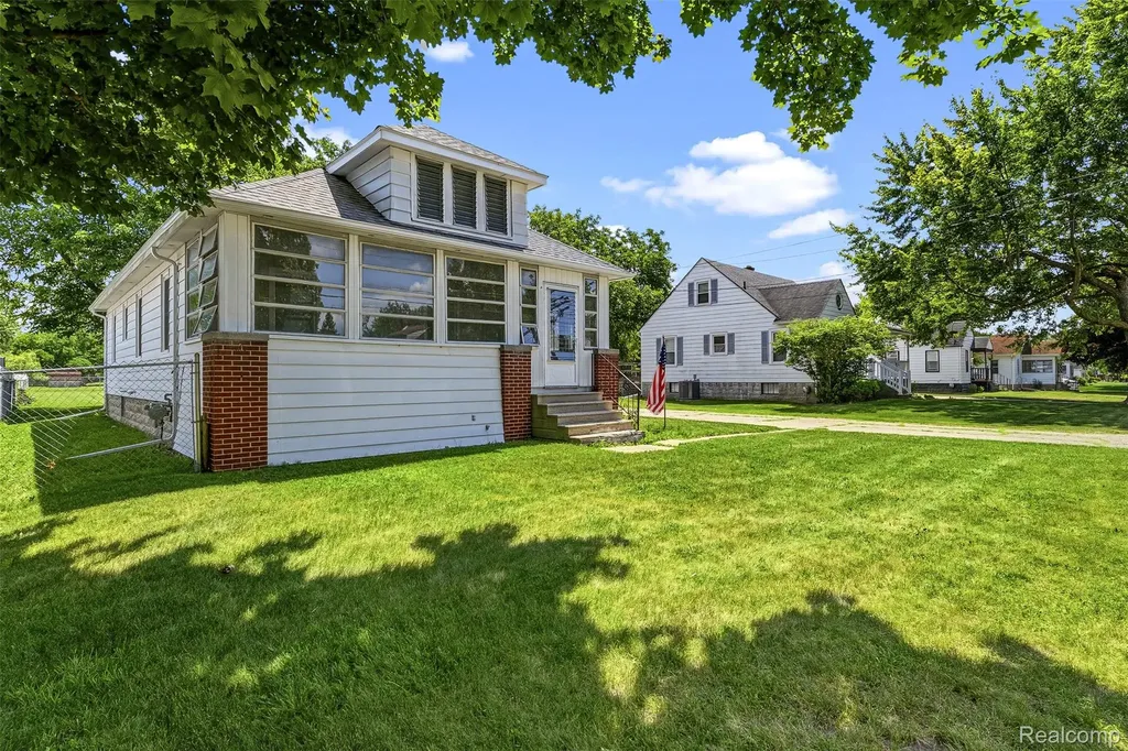 1709 Michigan Avenue Portsmouth Charter Township MI 48708