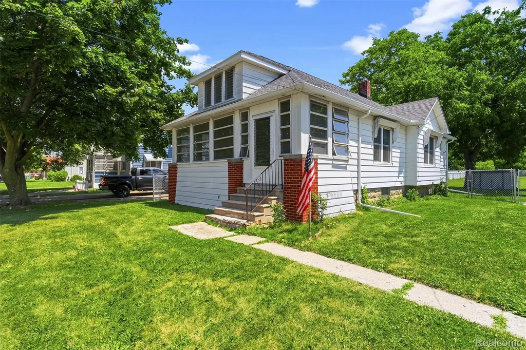 1709 Michigan Avenue Portsmouth Charter Township MI 48708