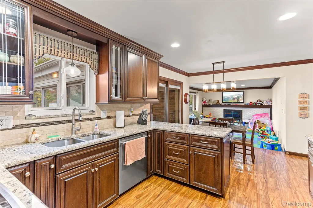 16515 Festian Drive Clinton Charter Township MI 48035