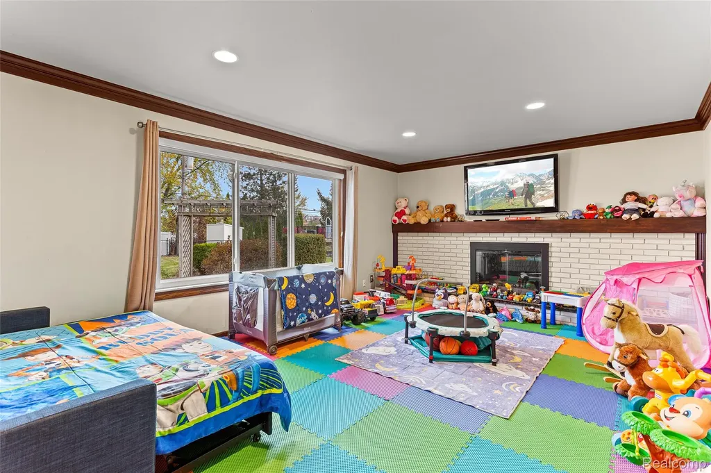 16515 Festian Drive Clinton Charter Township MI 48035