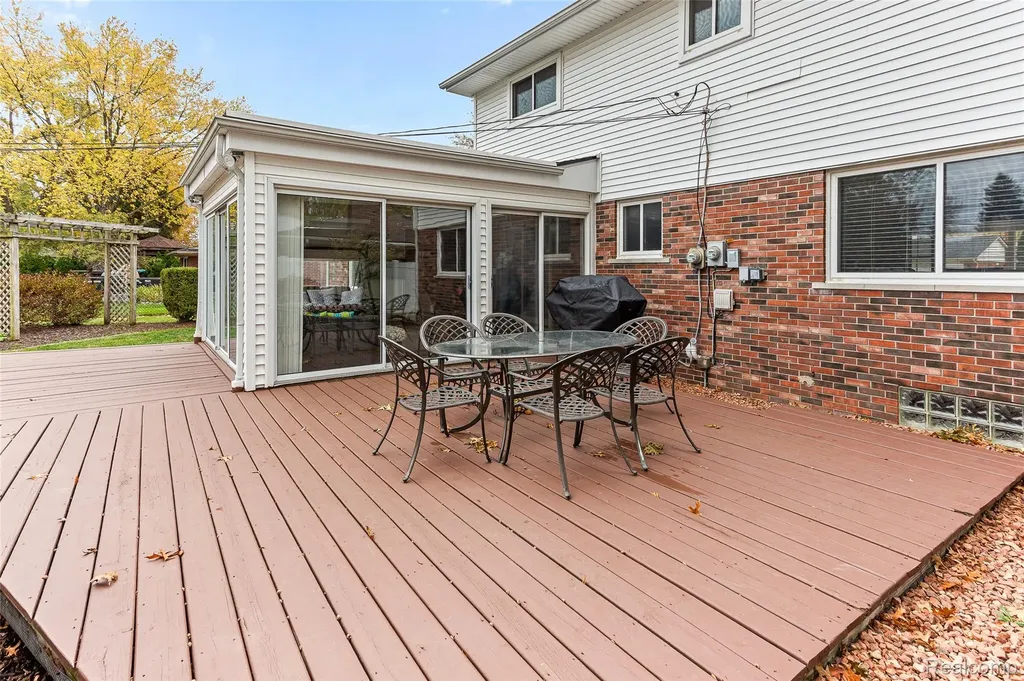 16515 Festian Drive Clinton Charter Township MI 48035