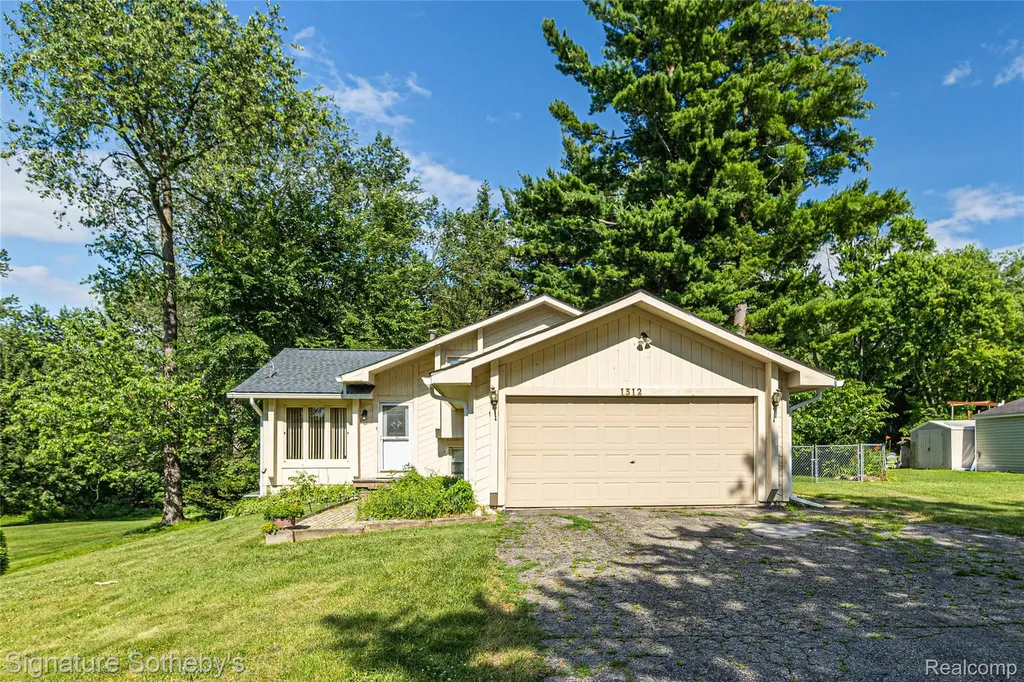 1312 Merry Road Waterford Charter Township MI 48328