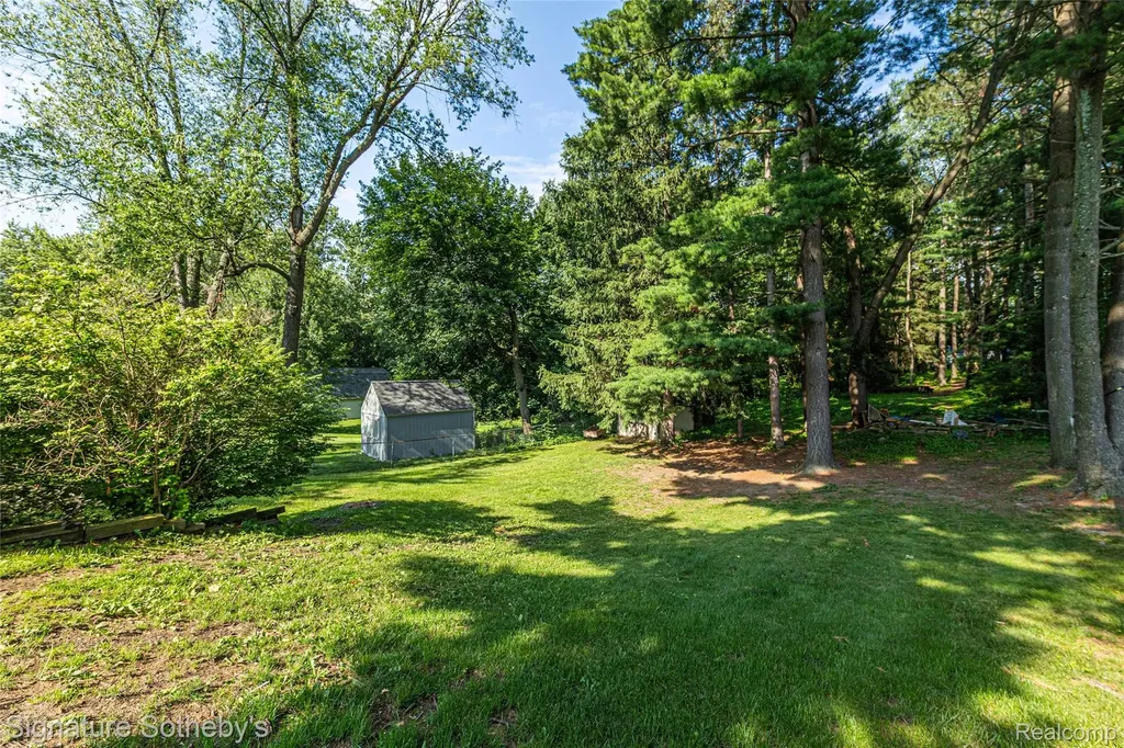 1312 Merry Road Waterford Charter Township MI 48328