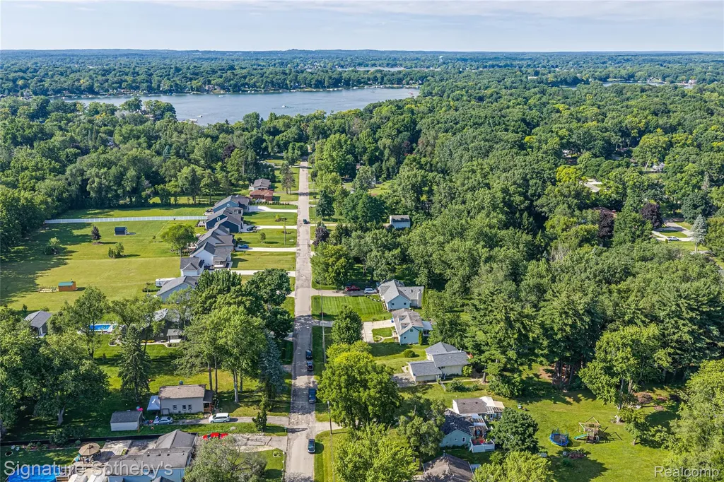 1312 Merry Road Waterford Charter Township MI 48328