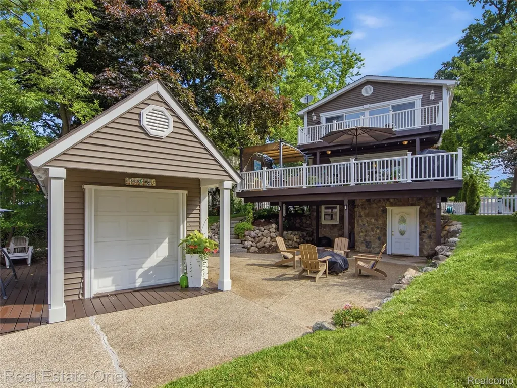 4011 Lotus Drive Waterford Charter Township MI 48329