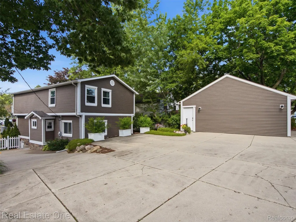 4011 Lotus Drive Waterford Charter Township MI 48329