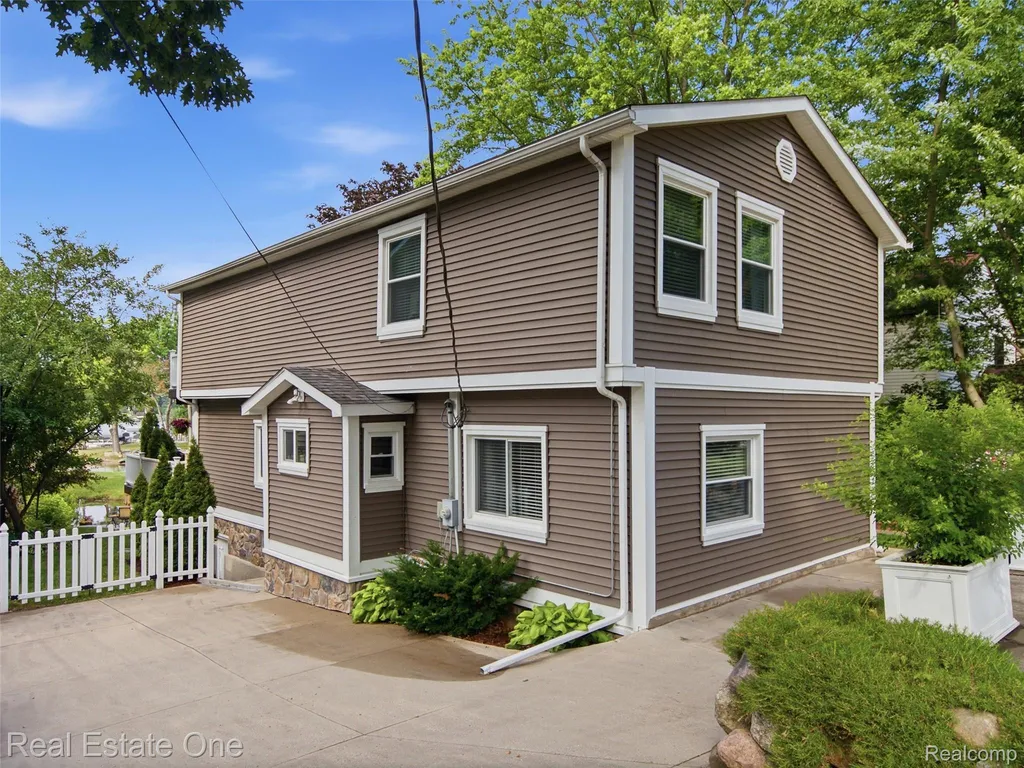 4011 Lotus Drive Waterford Charter Township MI 48329