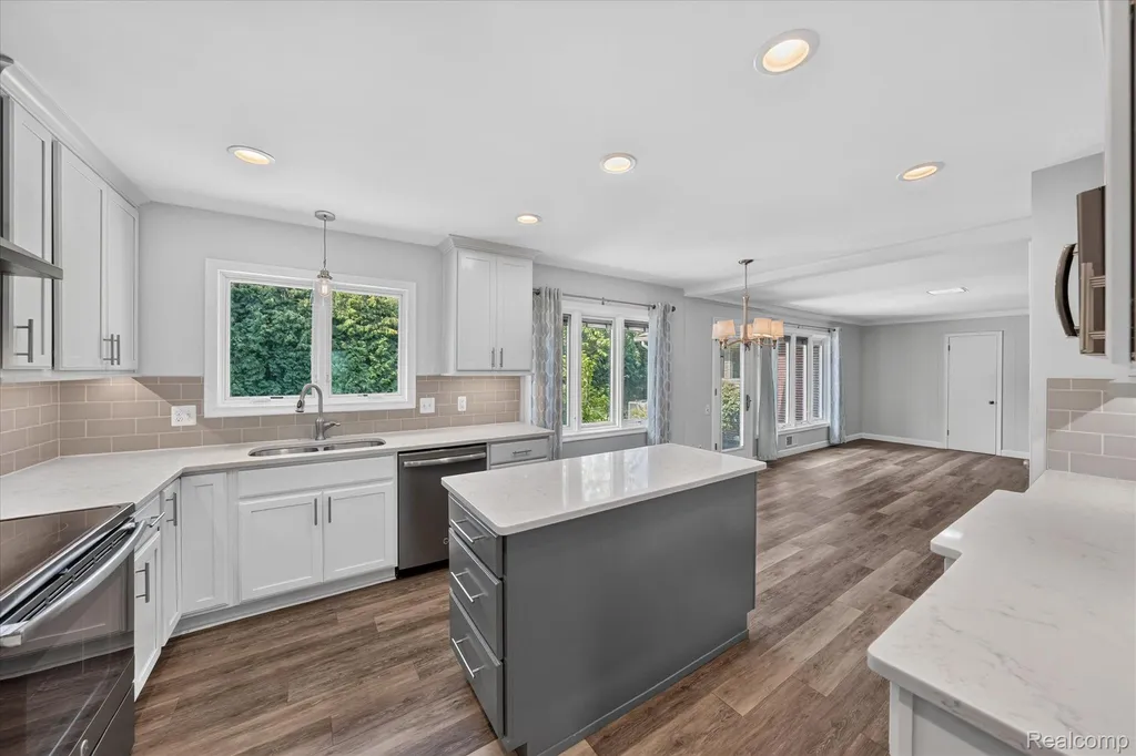 3 Shorecrest Circle Village Of Grosse Pointe Shores City MI 48236