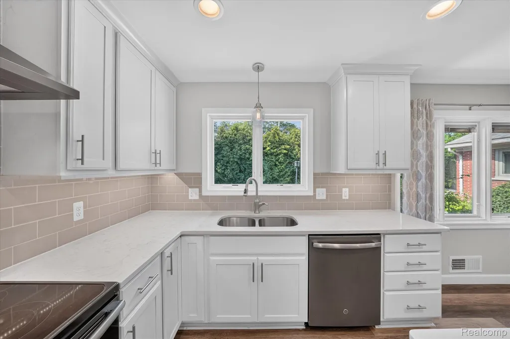 3 Shorecrest Circle Village Of Grosse Pointe Shores City MI 48236