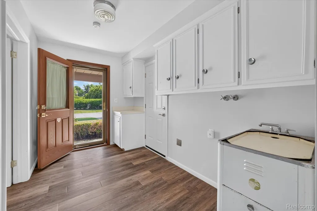 3 Shorecrest Circle Village Of Grosse Pointe Shores City MI 48236
