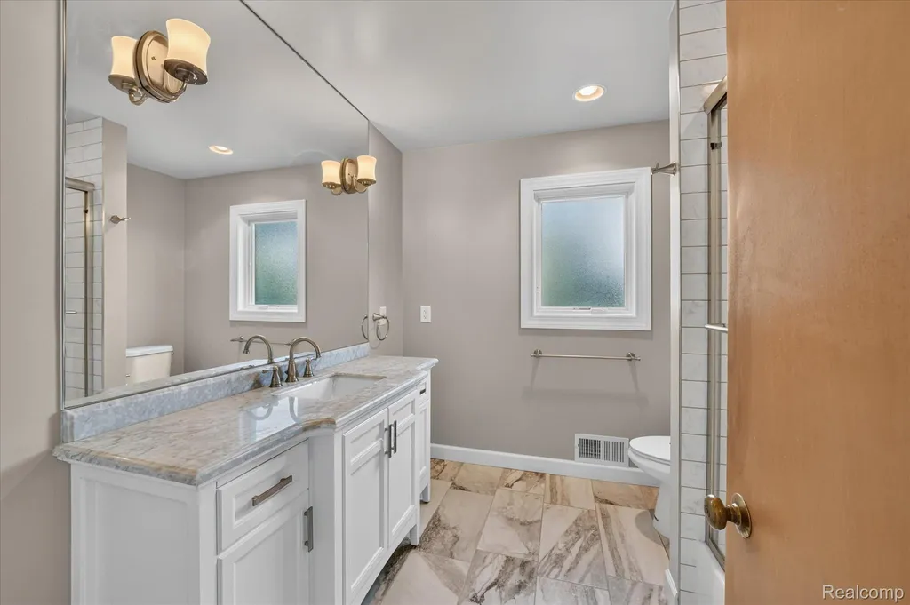 3 Shorecrest Circle Village Of Grosse Pointe Shores City MI 48236