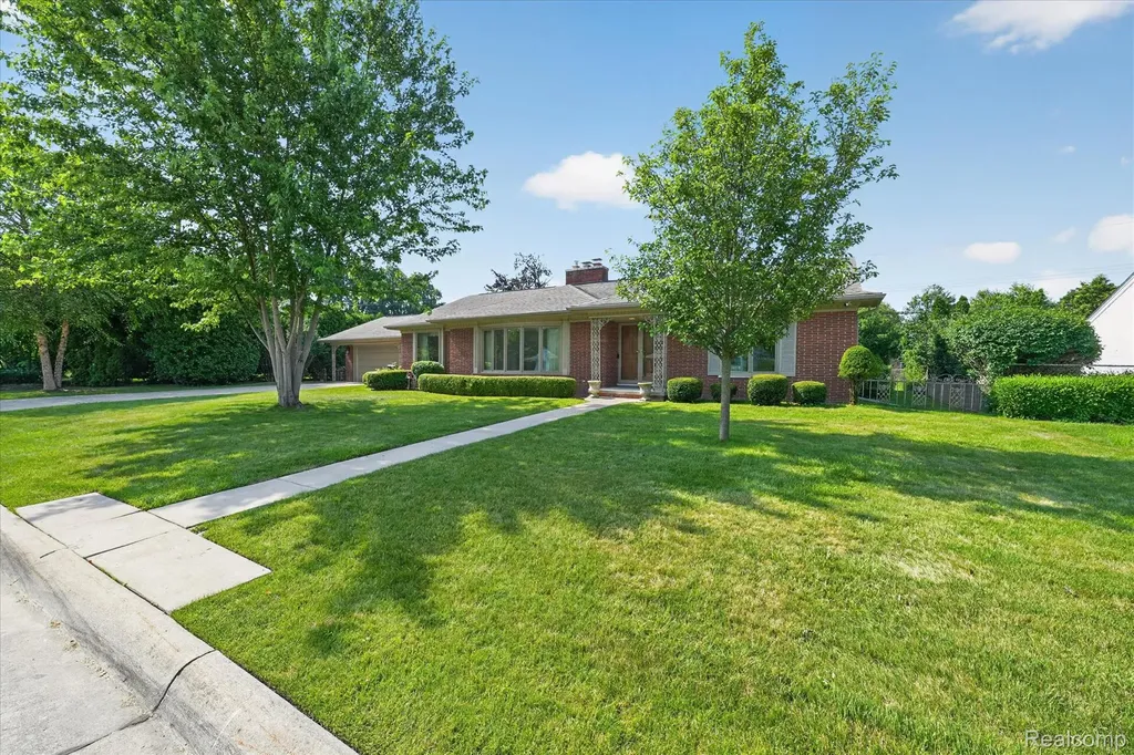3 Shorecrest Circle Village Of Grosse Pointe Shores City MI 48236
