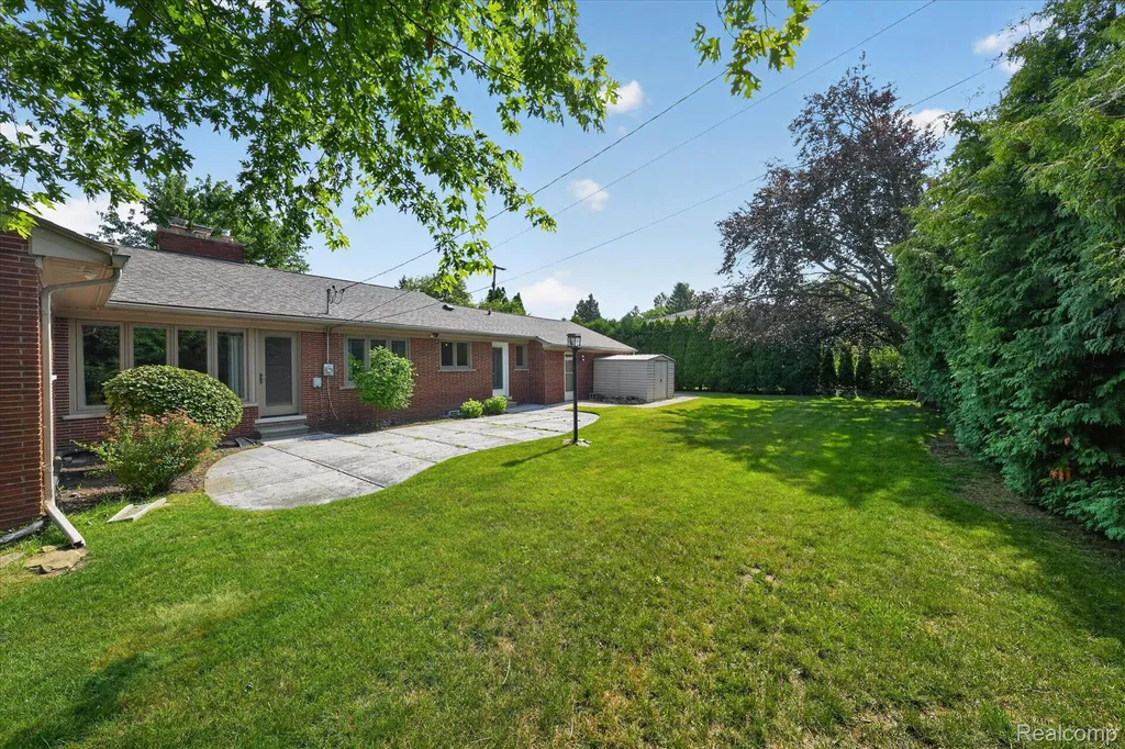 3 Shorecrest Circle Village Of Grosse Pointe Shores City MI 48236