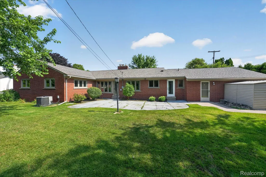 3 Shorecrest Circle Village Of Grosse Pointe Shores City MI 48236