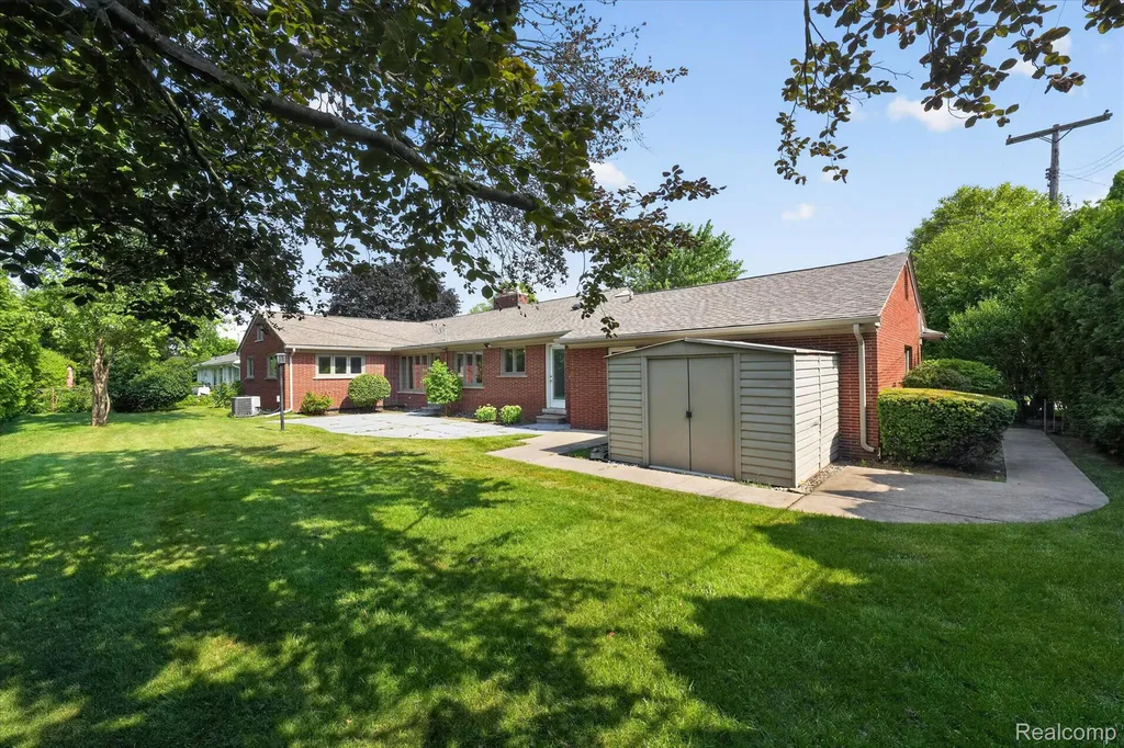 3 Shorecrest Circle Village Of Grosse Pointe Shores City MI 48236