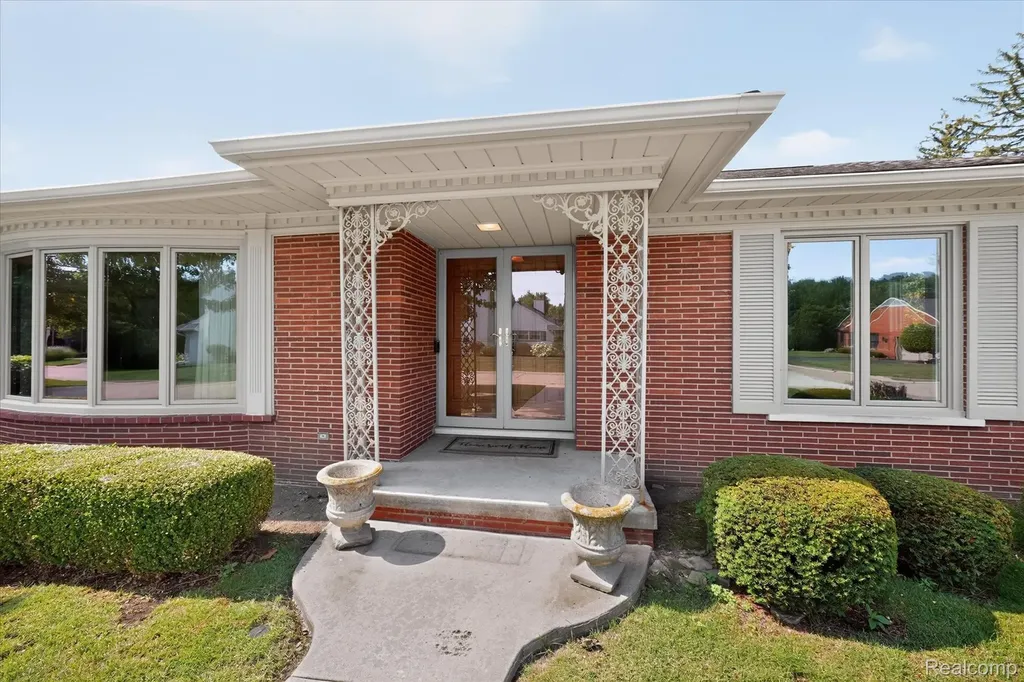 3 Shorecrest Circle Village Of Grosse Pointe Shores City MI 48236