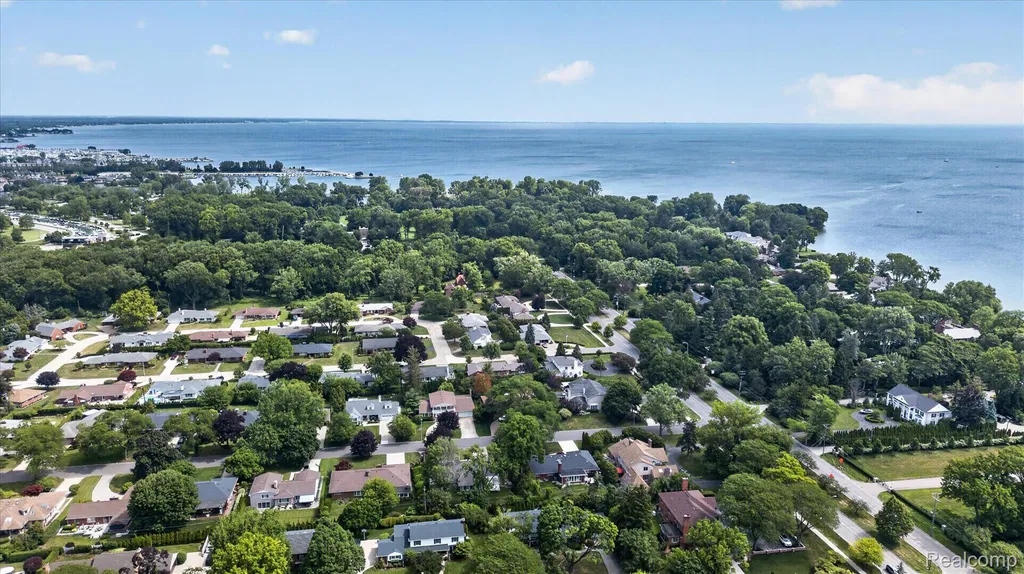 3 Shorecrest Circle Village Of Grosse Pointe Shores City MI 48236