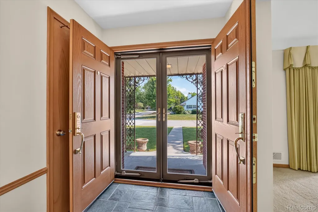 3 Shorecrest Circle Village Of Grosse Pointe Shores City MI 48236