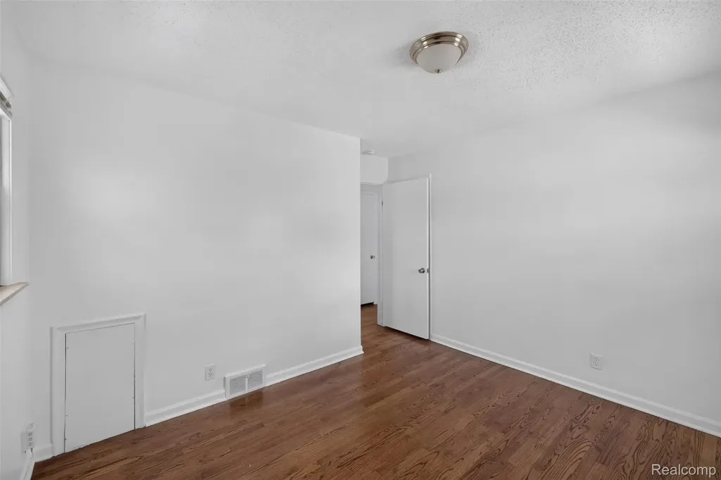 22864 Lambrecht Avenue Eastpointe City MI 48021
