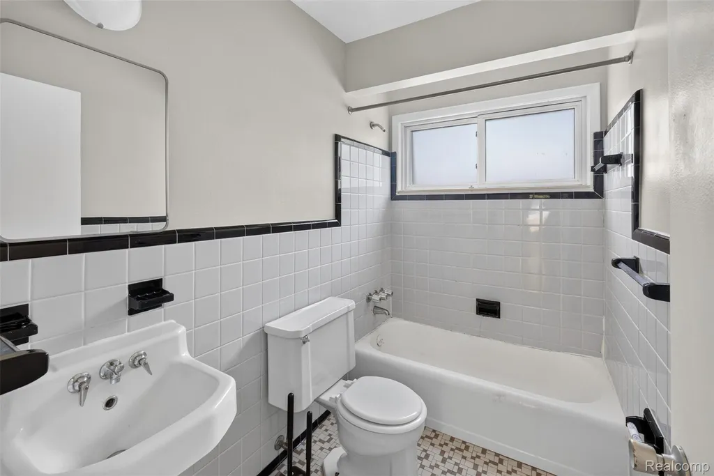 22864 Lambrecht Avenue Eastpointe City MI 48021