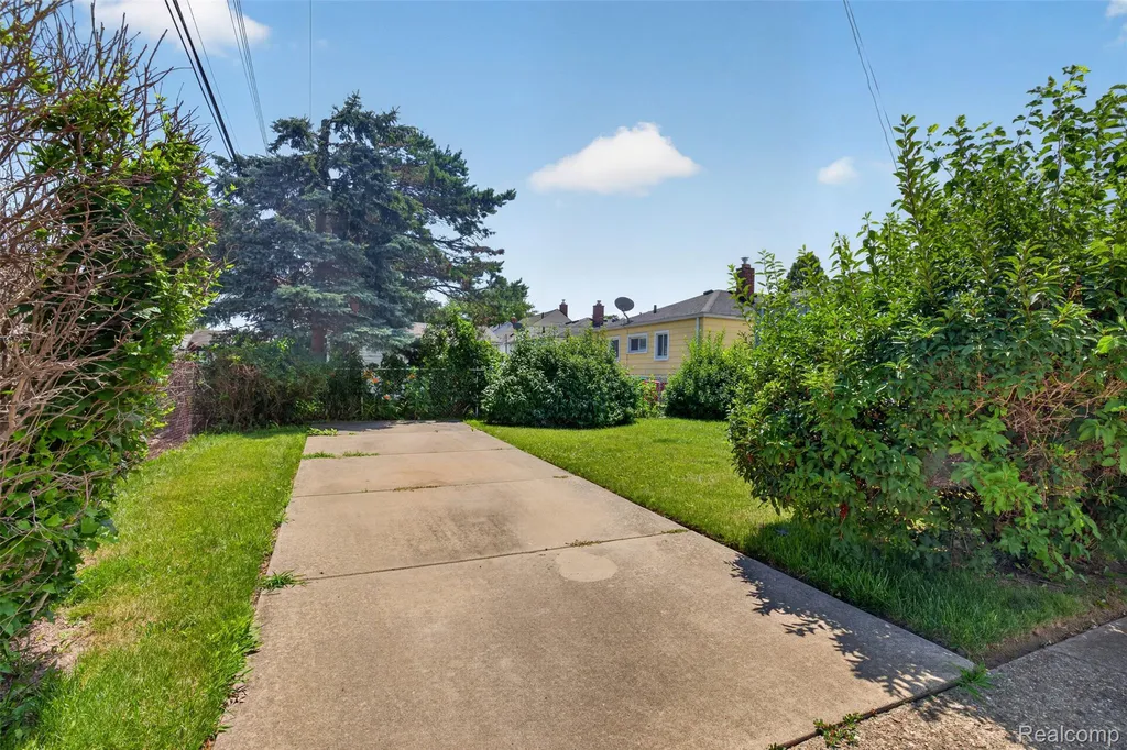 22864 Lambrecht Avenue Eastpointe City MI 48021