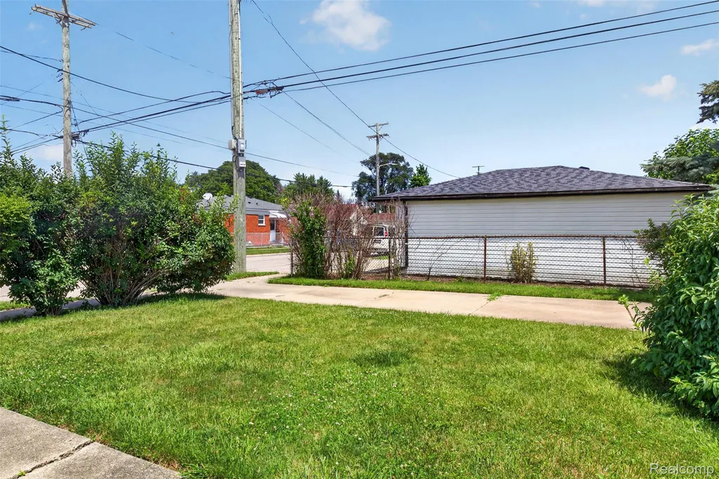 22864 Lambrecht Avenue Eastpointe City MI 48021