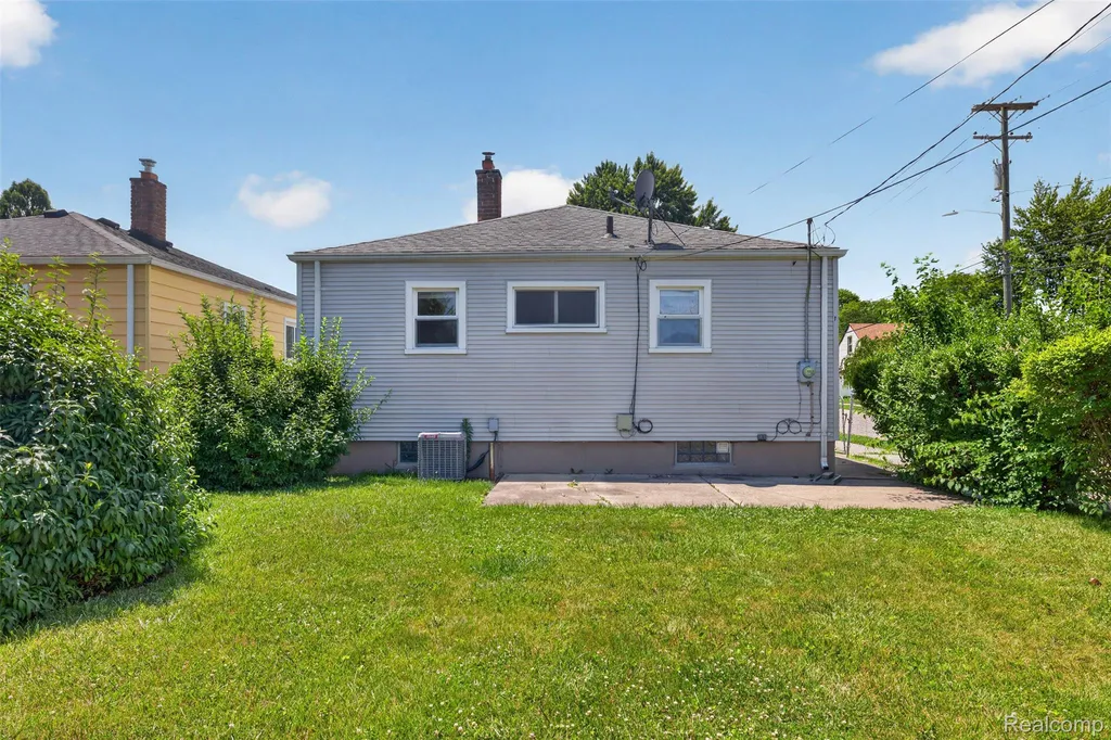 22864 Lambrecht Avenue Eastpointe City MI 48021