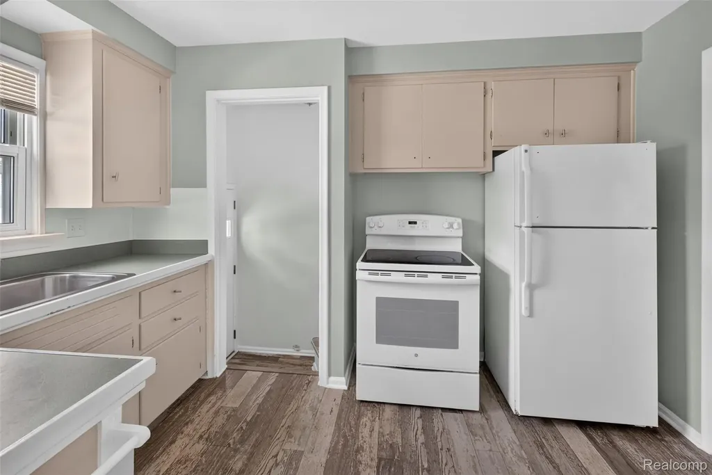 22864 Lambrecht Avenue Eastpointe City MI 48021