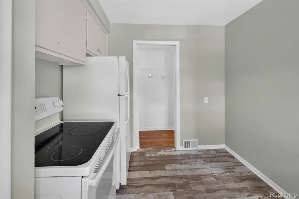 22864 Lambrecht Avenue Eastpointe City MI 48021