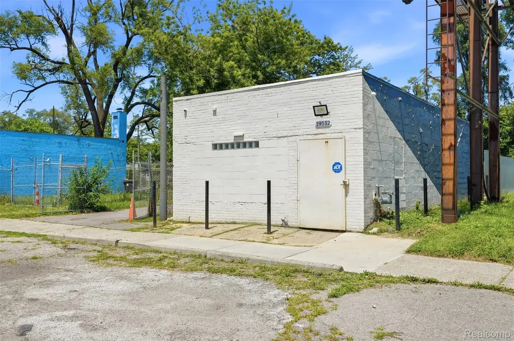19512 Schoolcraft Detroit City MI 48223