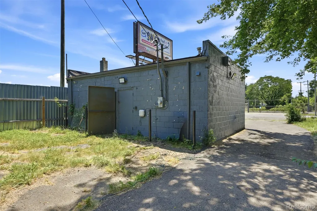 19512 Schoolcraft Detroit City MI 48223