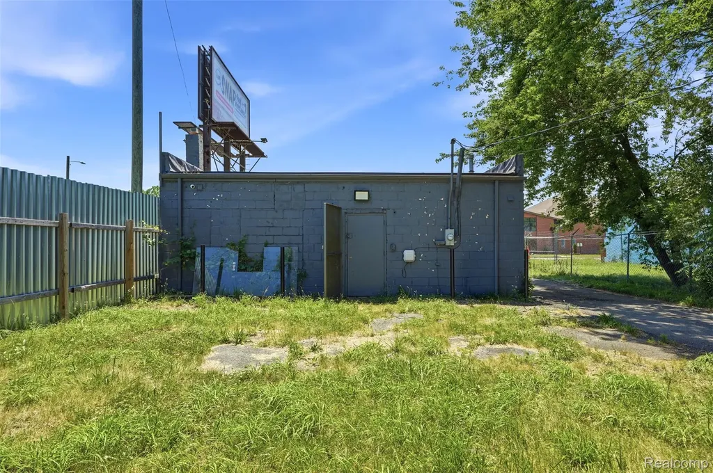 19512 Schoolcraft Detroit City MI 48223