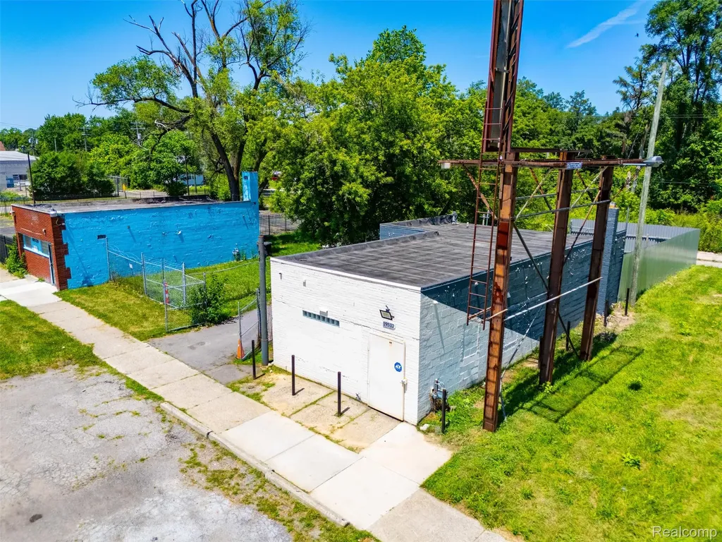 19512 Schoolcraft Detroit City MI 48223