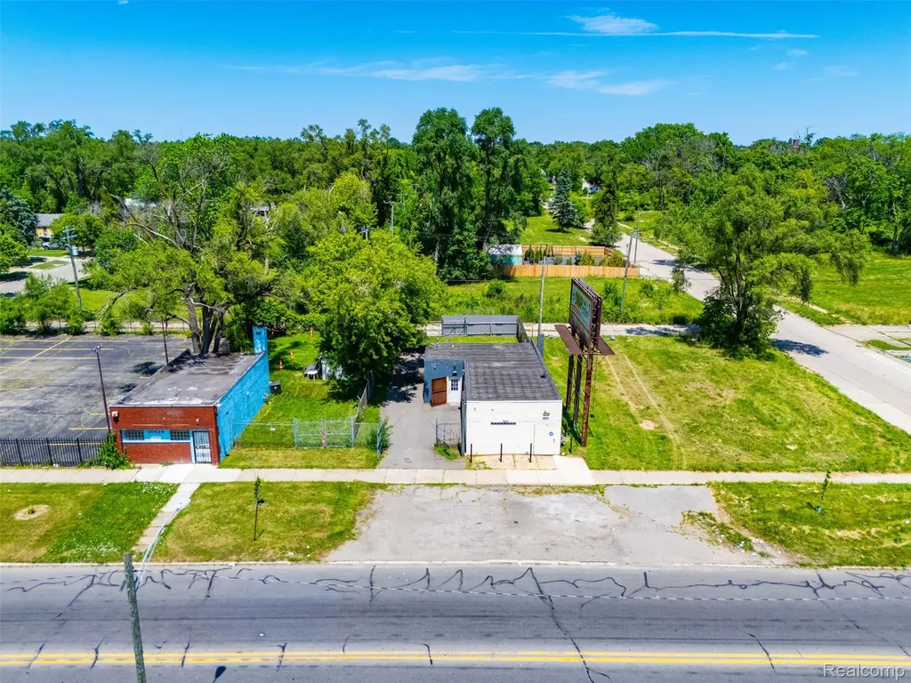 19512 Schoolcraft Detroit City MI 48223
