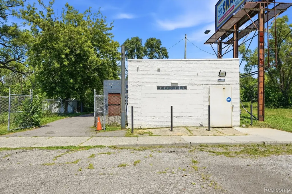 19512 Schoolcraft Detroit City MI 48223
