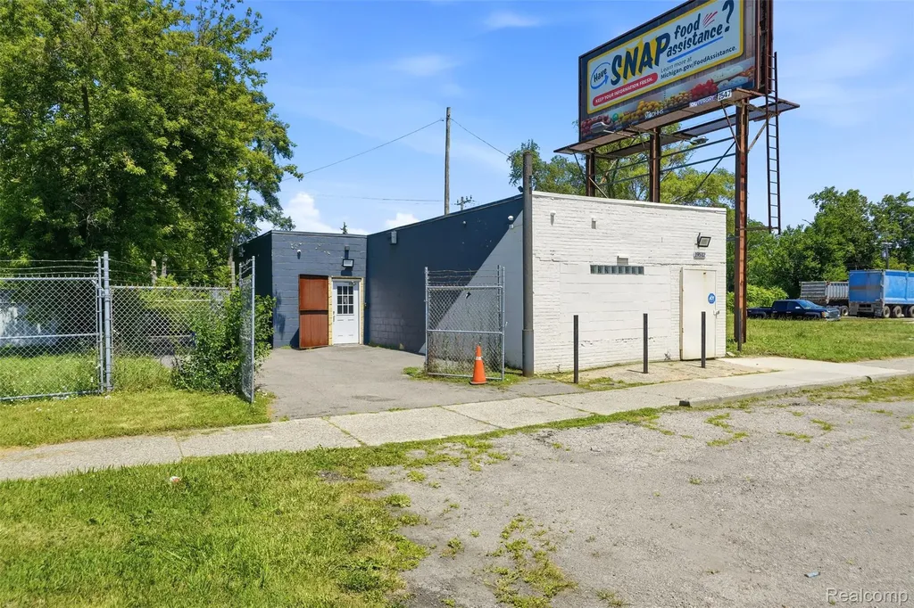 19512 Schoolcraft Detroit City MI 48223