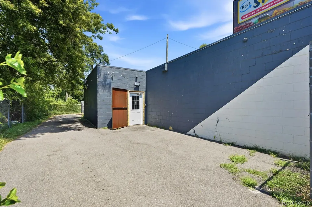 19512 Schoolcraft Detroit City MI 48223