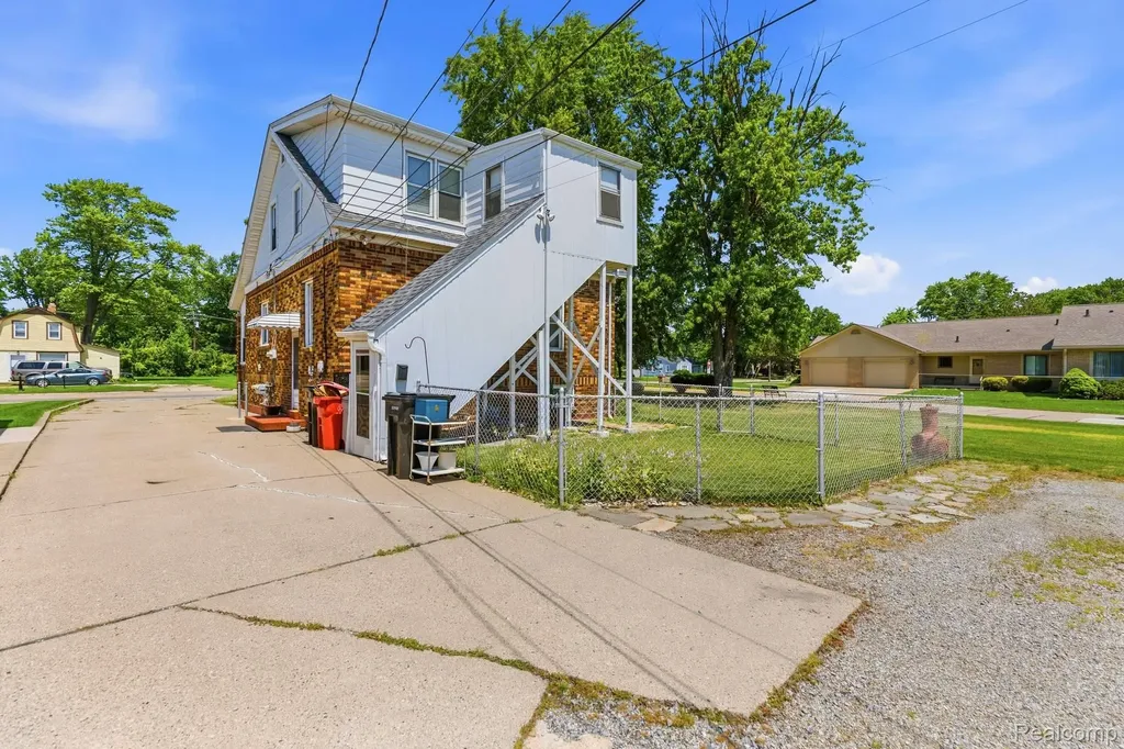 19116 Masonic Boulevard Roseville City MI 48066