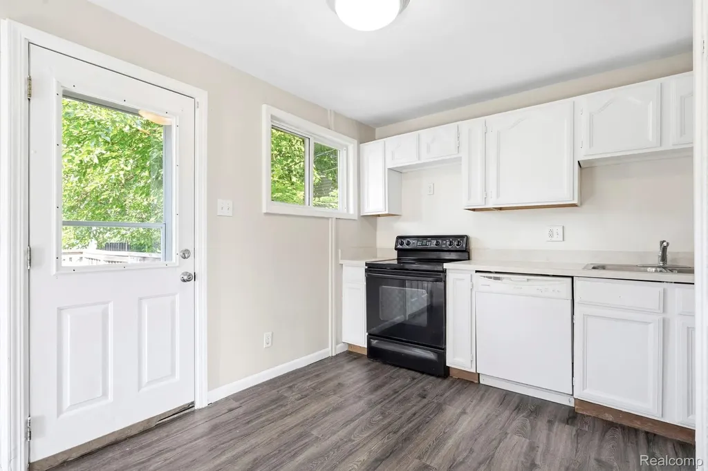 1507-11 Cleophus Parkway Lincoln Park City MI 48146