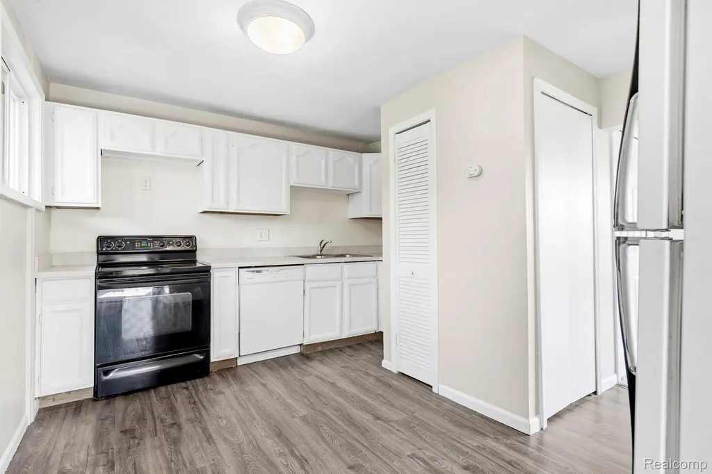 1507-11 Cleophus Parkway Lincoln Park City MI 48146