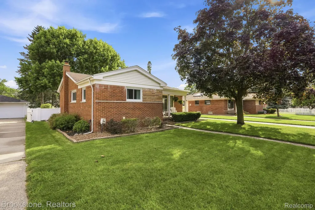 39209 Orangelawn Street Livonia City MI 48150