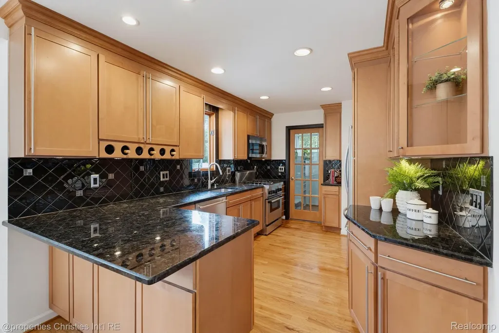 1609 N Washington Avenue Royal Oak City MI 48067
