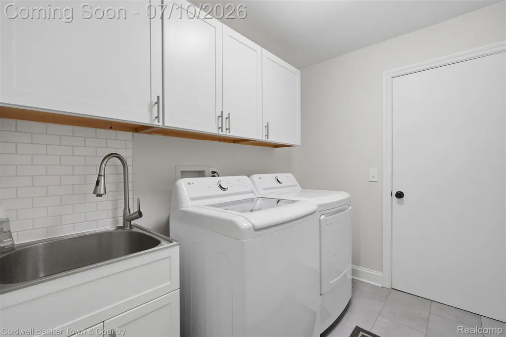 4301 Macqueen Drive West Bloomfield Charter Township MI 48323