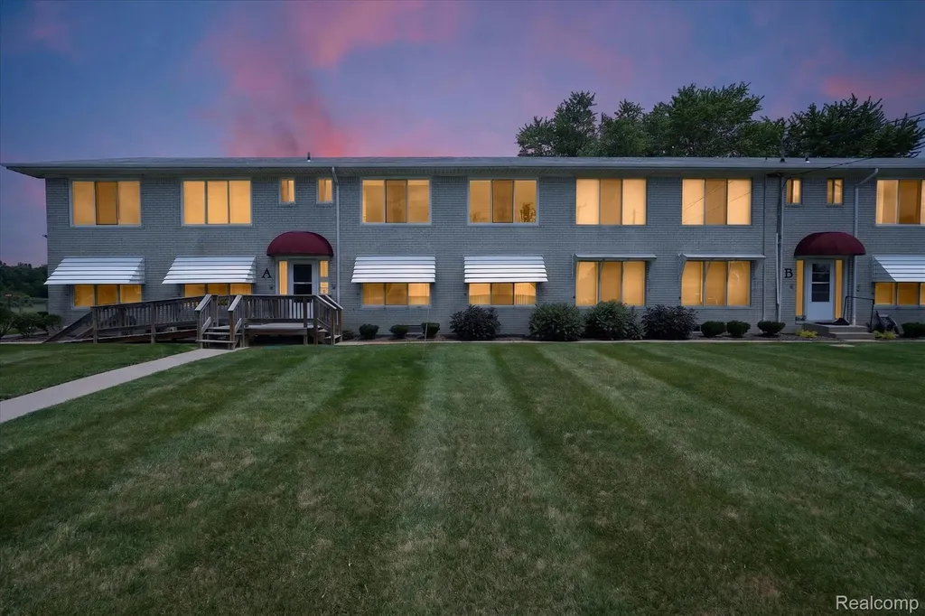 27094 Sandy Hill Lane Lyon Charter Township MI 48165