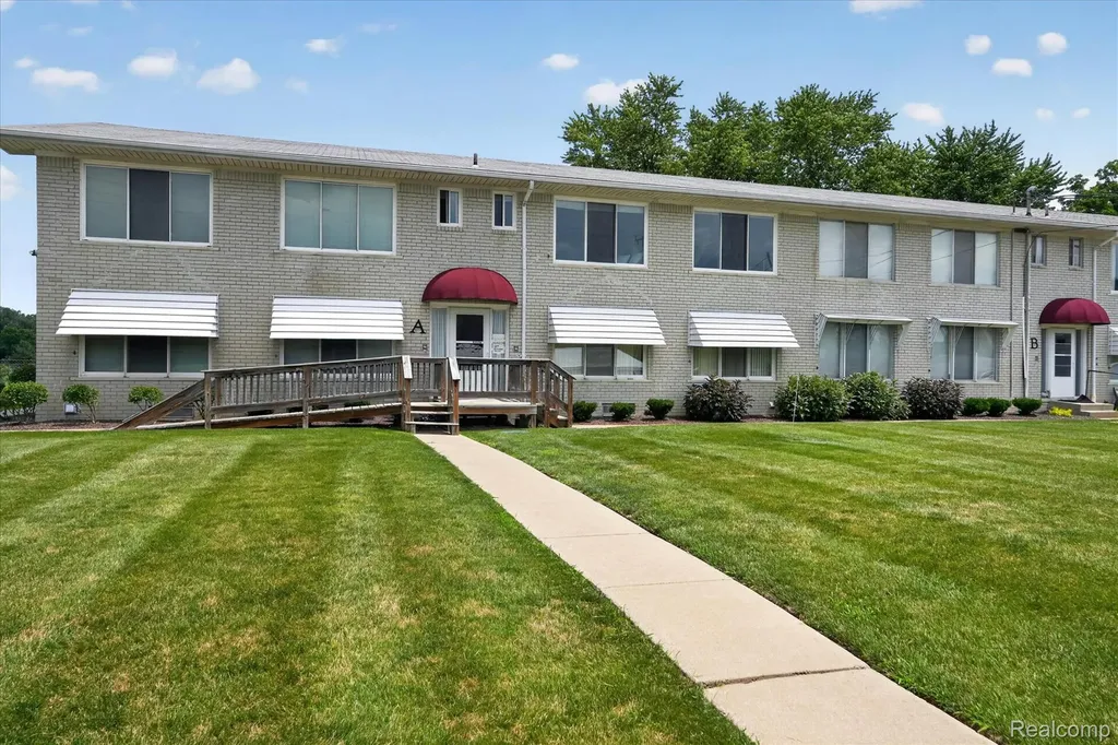 27094 Sandy Hill Lane Lyon Charter Township MI 48165