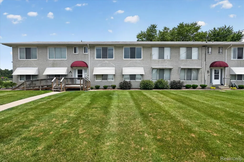27094 Sandy Hill Lane Lyon Charter Township MI 48165