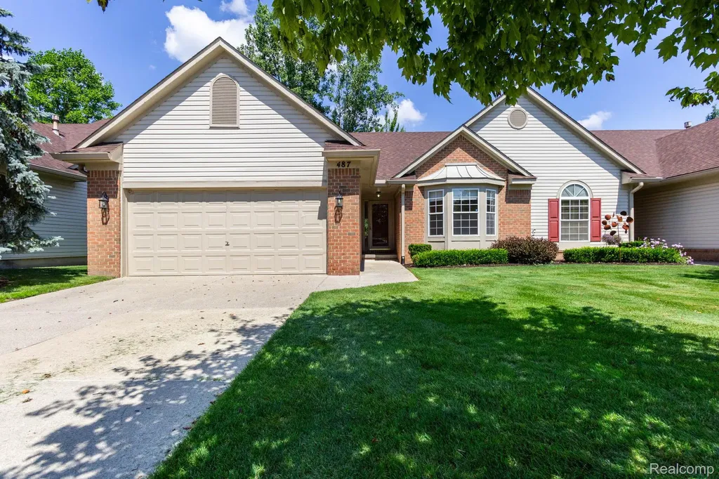 487 N Oak Drive Commerce Charter Township MI 48390