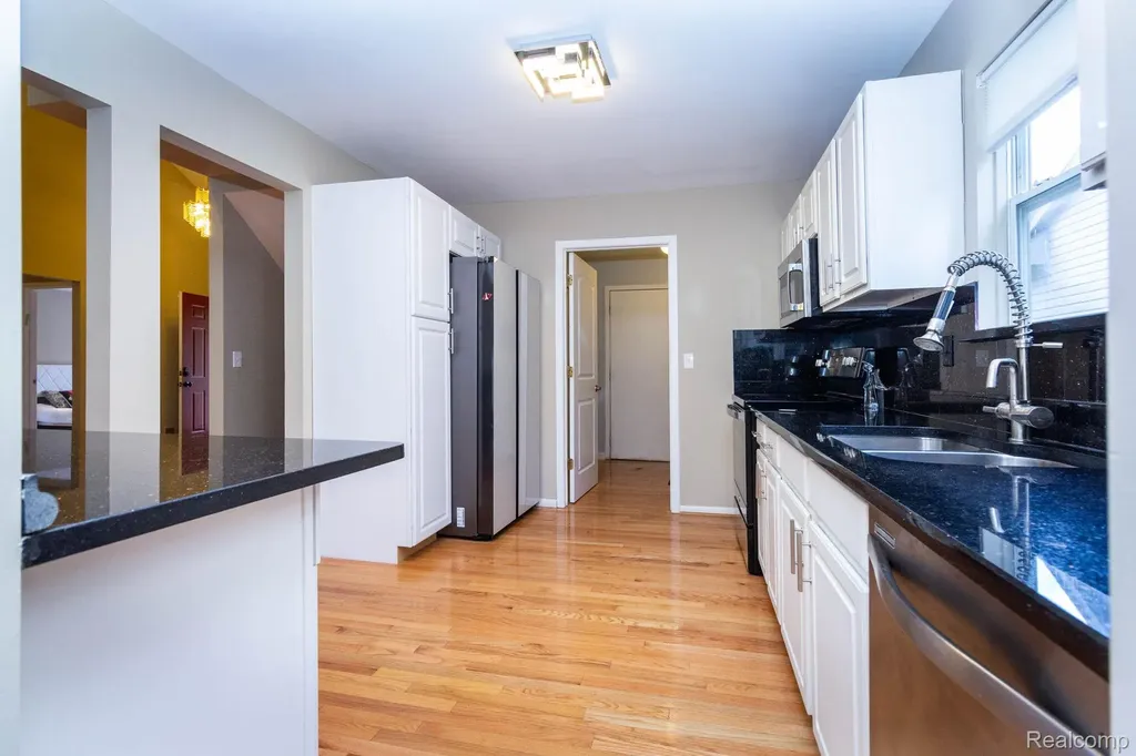 487 N Oak Drive Commerce Charter Township MI 48390